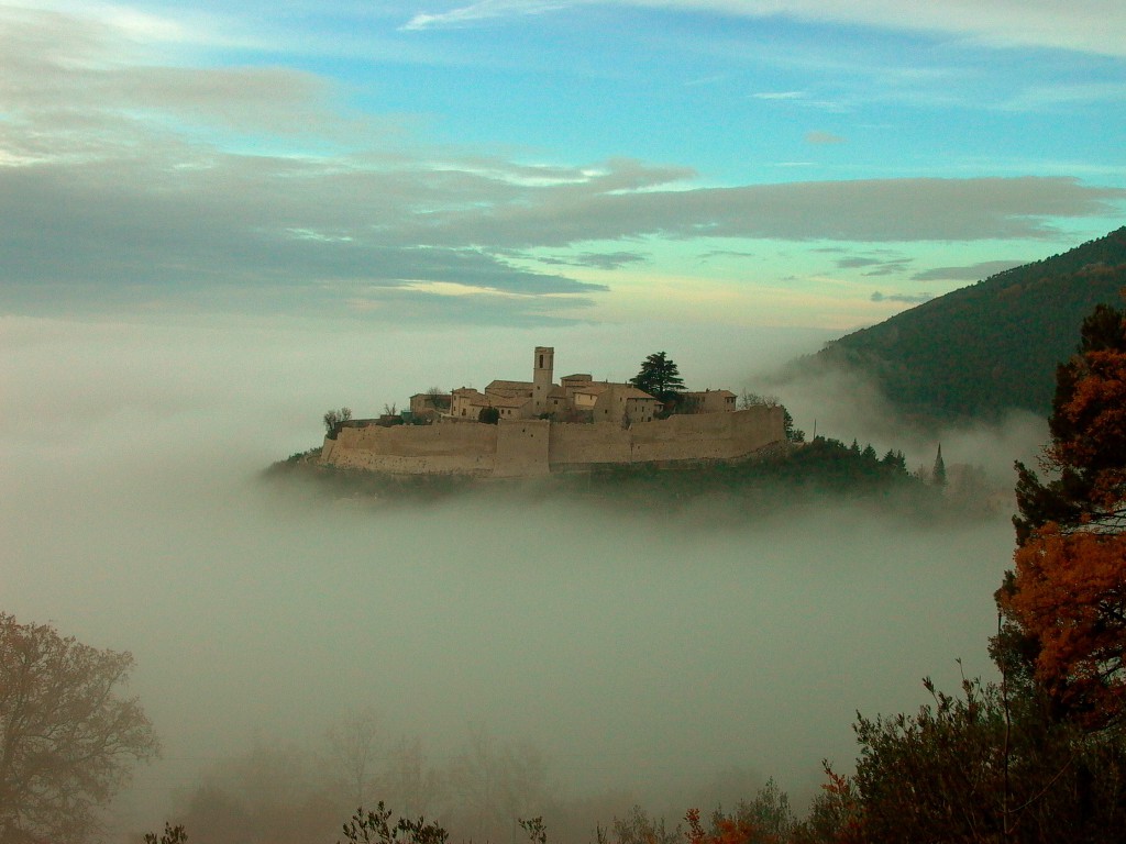 castello con nebbia